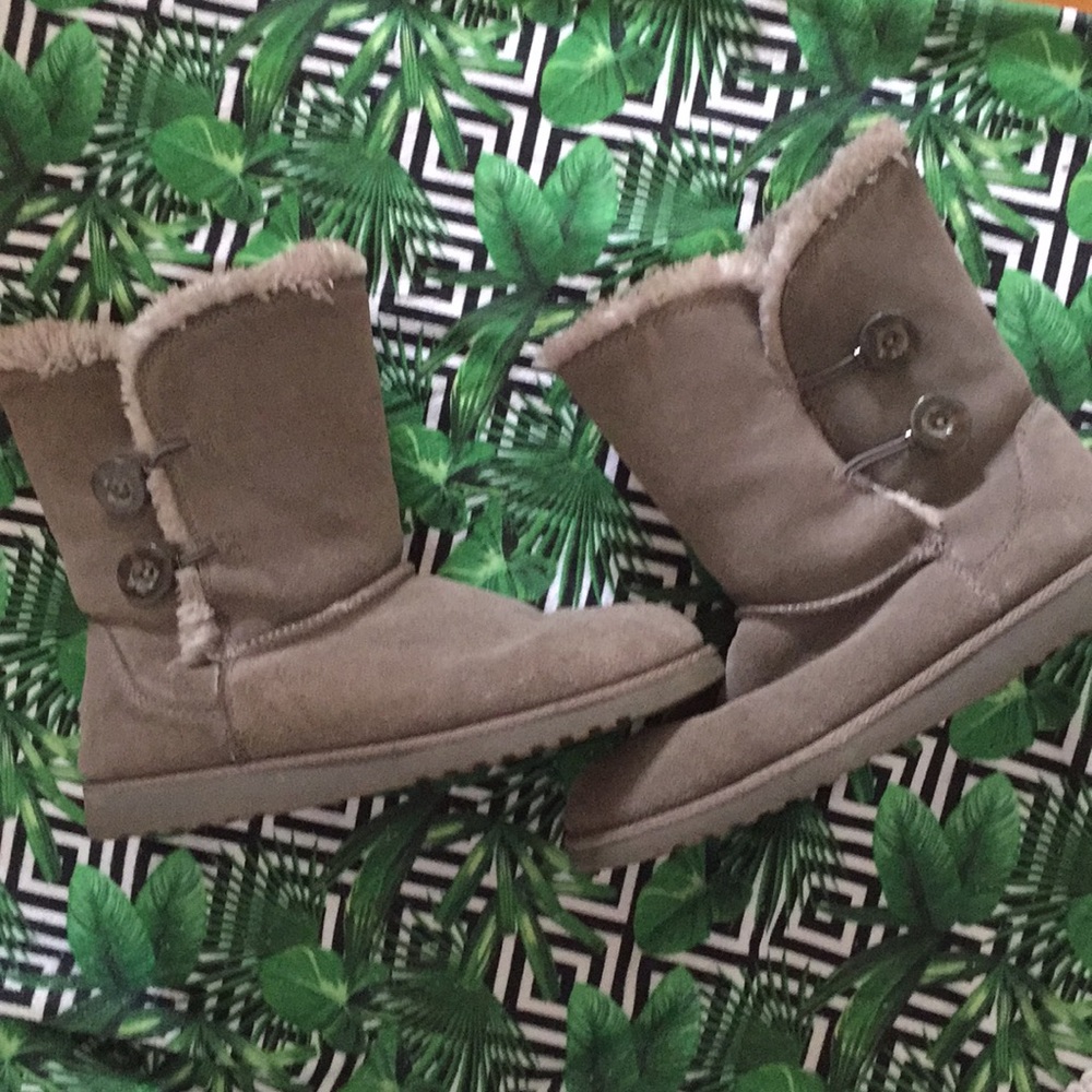 Mid calf length winter boot